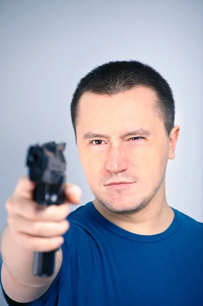 Νέος άνθρωπος που κρατά ένα πιστόλι — Φωτογραφία Αρχείου