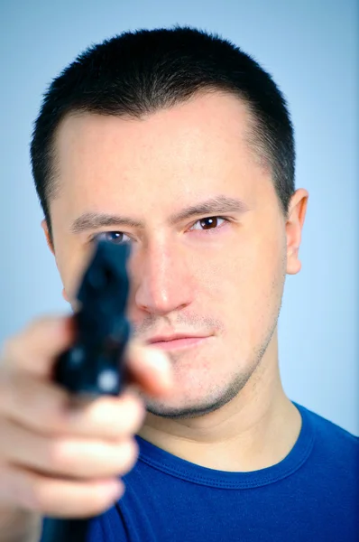 Fiatal ember, aki egy pisztoly — Stock Fotó