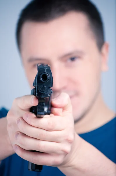 Mladý muž, který držel pistoli — Stock fotografie