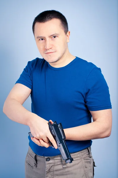 Magabiztos férfi kézifegyver — Stock Fotó