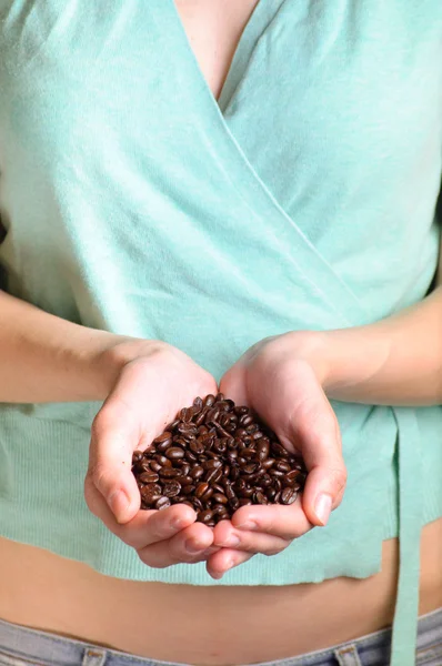 手のコーヒー豆 — ストック写真