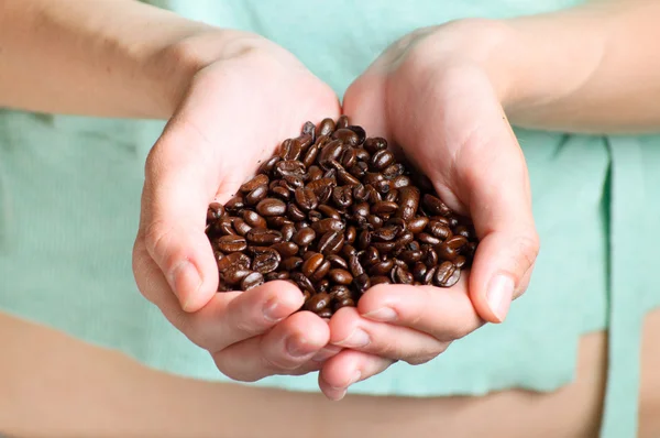 Kahve çekirdekleri eller üzerinde — Stok fotoğraf