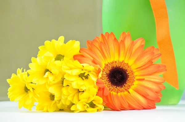 De oranje gerbera en gele daisy — Stockfoto