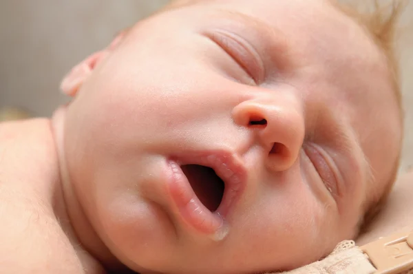 Engraçado recém-nascido dormindo criança — Fotografia de Stock
