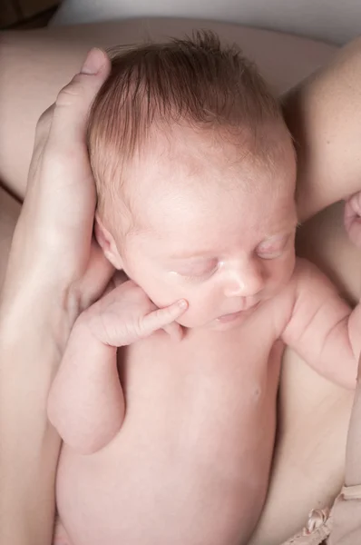 Pequeño bebé durmiendo en la mano madre — Foto de Stock