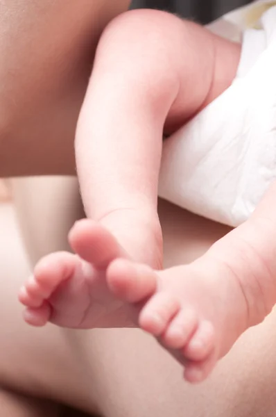 Este es un primer plano de las piernas de un recién nacido — Foto de Stock