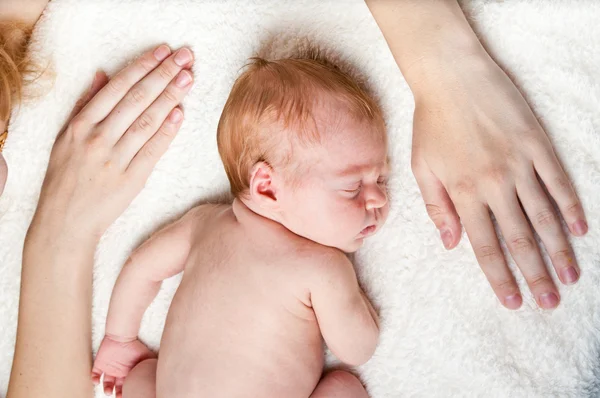 Manos de madre con bebé recién nacido — Foto de Stock