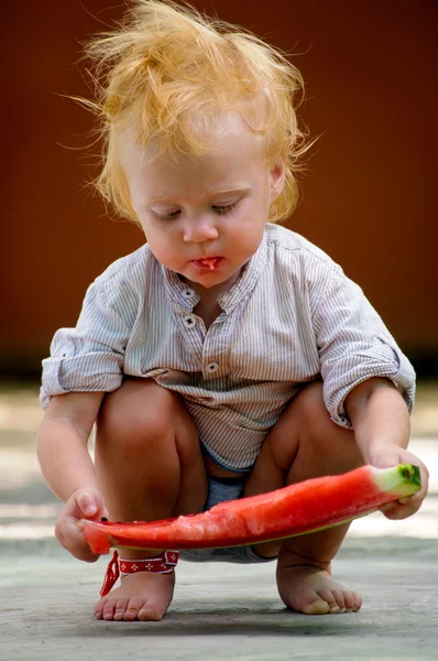 Bébé nourrisson avec un melon — Photo