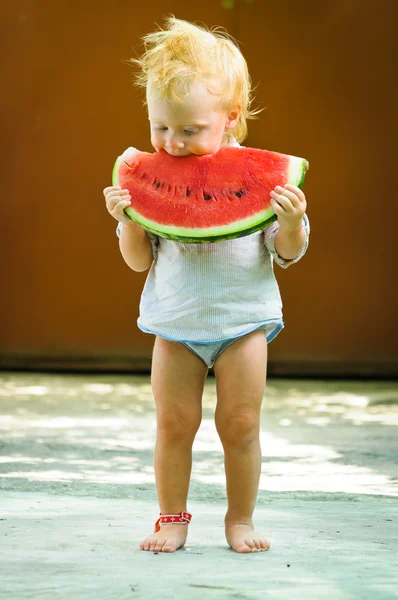Bebê infantil com um melão — Fotografia de Stock