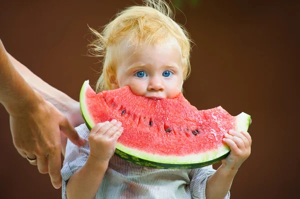 Kojenecká baby s meloun — Stock fotografie