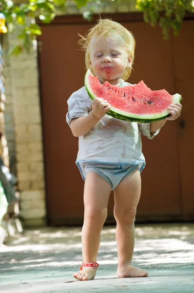 Bébé nourrisson avec un melon — Photo