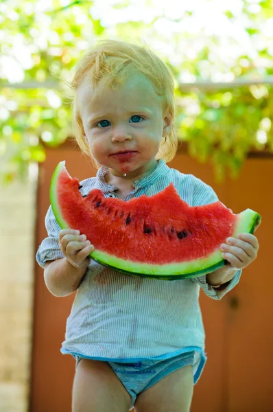 Spädbarn baby med en melon — Stockfoto