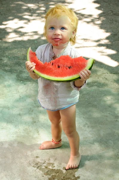 Bebê infantil com um melão — Fotografia de Stock