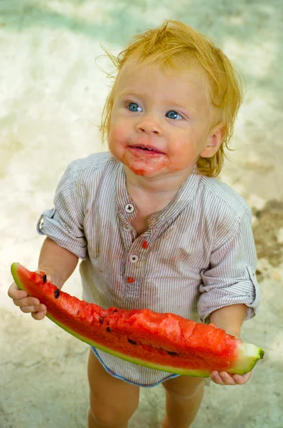 Bebé con un melón —  Fotos de Stock