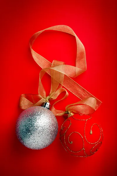 Рождественские шары на красном фоне — стоковое фото