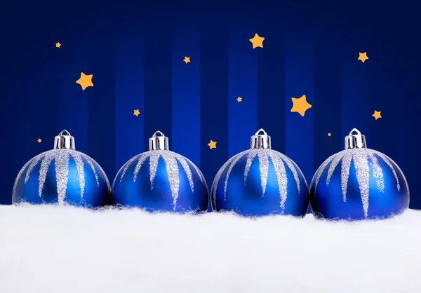きらびやかな青いクリスマス ボール — ストック写真