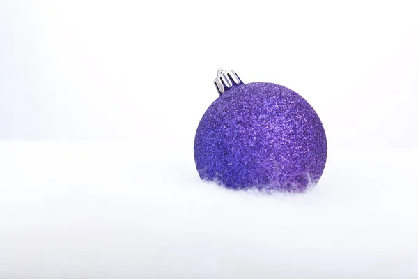 Brillante bola de Navidad púrpura — Foto de Stock
