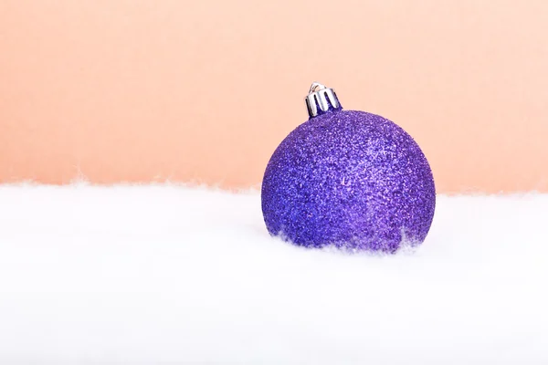 闪闪发光的紫色圣诞球 — 图库照片