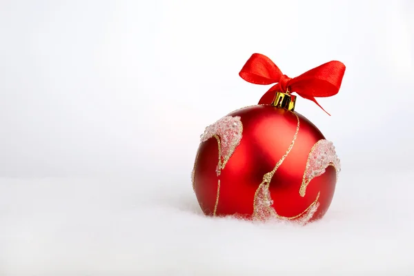 Glinsterende rode Kerstmis bal — Stockfoto