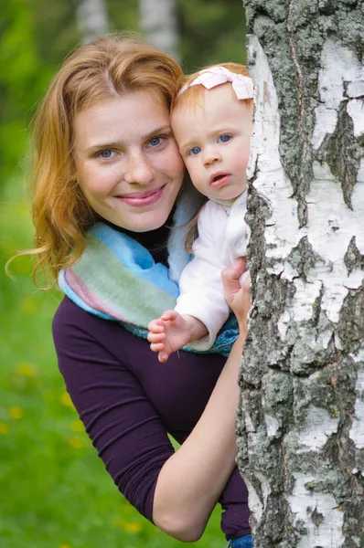 Ung mamma med lite baby — Stockfoto