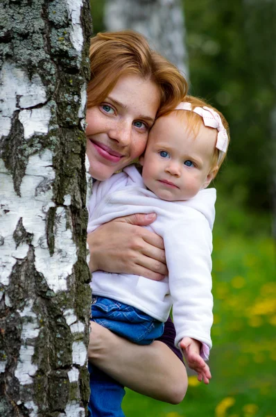 Junge Mutter mit kleinem Baby — Stockfoto