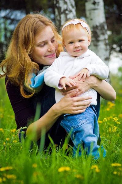 Молодая мать с маленьким ребенком — стоковое фото