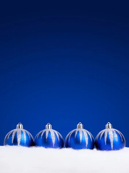 Glittrande blå julgranskulor — Stockfoto