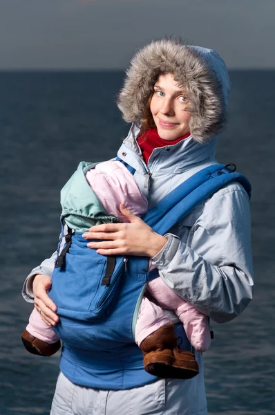 Lifestyle-Porträt von junger Mutter und Baby — Stockfoto