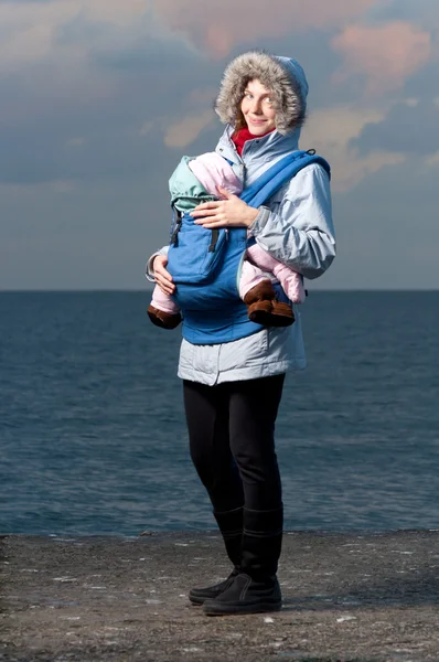 Levensstijl portret van jonge moeder en baby — Stockfoto