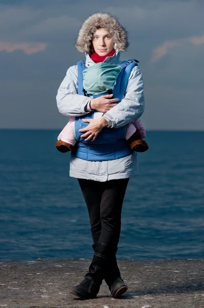 Retrato de estilo de vida de jovem mãe e bebê — Fotografia de Stock