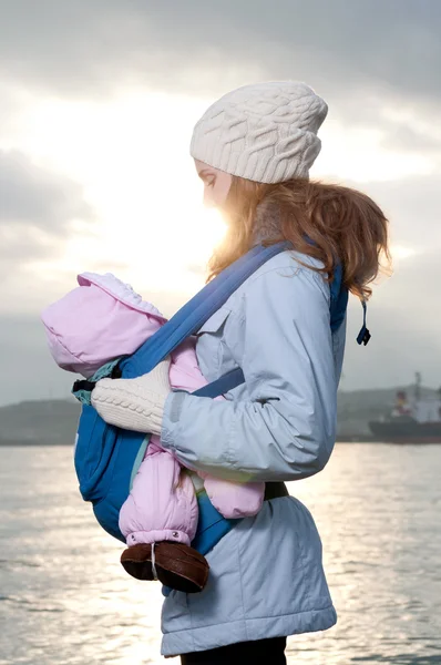 Retrato de estilo de vida de jovem mãe e bebê — Fotografia de Stock