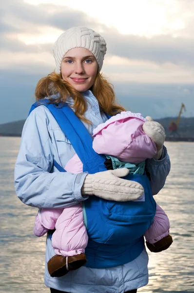 Stile di vita ritratto di giovane madre e bambino — Foto Stock