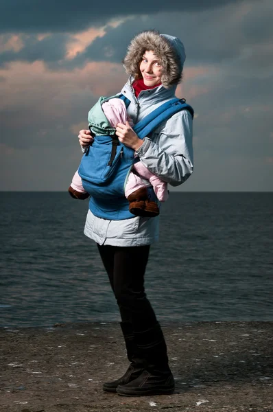 Lifestyle-Porträt von junger Mutter und Baby — Stockfoto