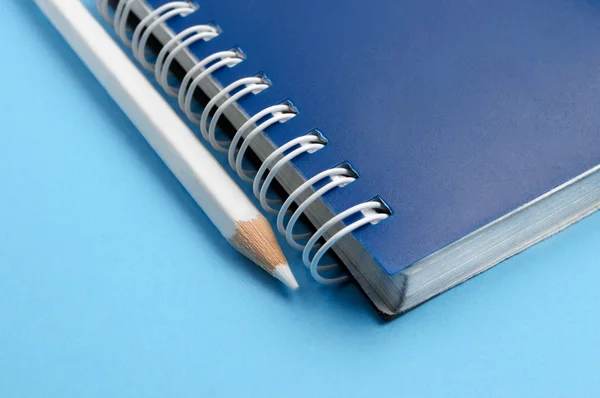 Bílá tužka a spirála notebook — Stock fotografie