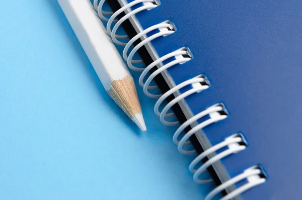 Lápis branco e espiral de notebook — Fotografia de Stock