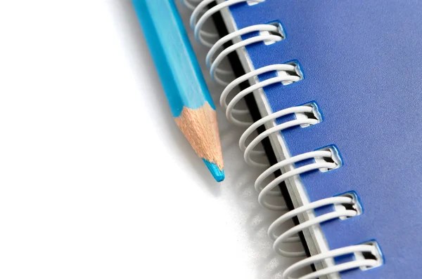 蓝色铅笔和笔记本的螺旋 — 图库照片