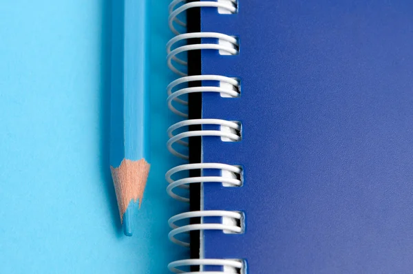 Matita blu e spirale di notebook — Foto Stock