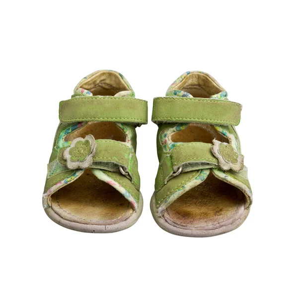 Wykorzystywane dziecko zielony sandały na białym tle — Zdjęcie stockowe
