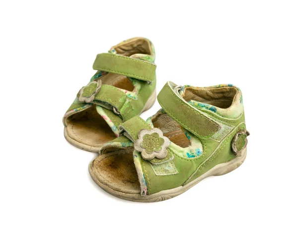 Wykorzystywane dziecko zielony sandały na białym tle — Zdjęcie stockowe