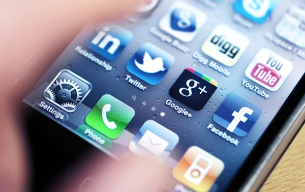 Iphone Apple avec applications de médias sociaux — Photo