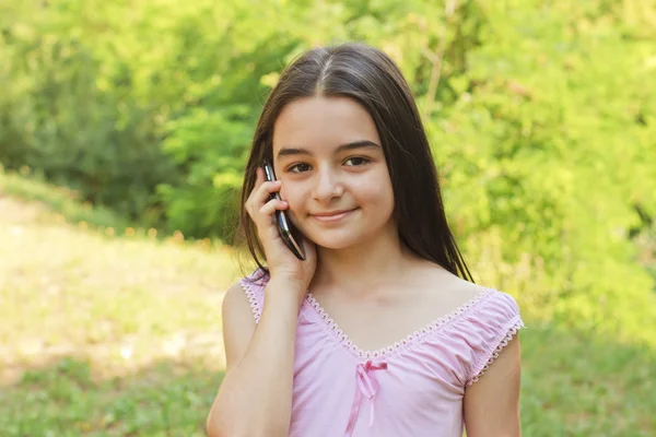 Dospívající dívka mluví do mobilního telefonu — Stock fotografie