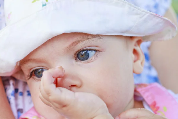 口の中で彼女の指で女の赤ちゃん思考 — ストック写真