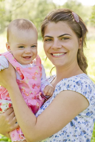 Glückliche Mutter mit Kind — Stockfoto