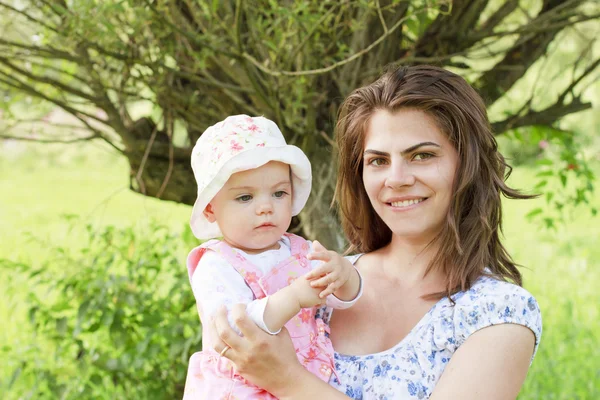 赤ちゃん女の子とともに彼女の母 — ストック写真