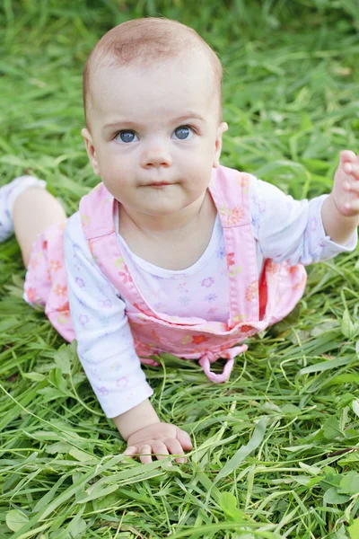 草の上に横たわる女の幸せな赤ちゃん — ストック写真
