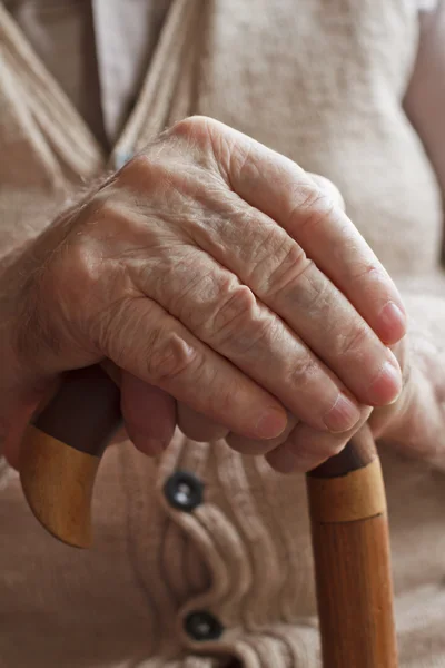 Mão de um homem idoso com uma bengala — Fotografia de Stock