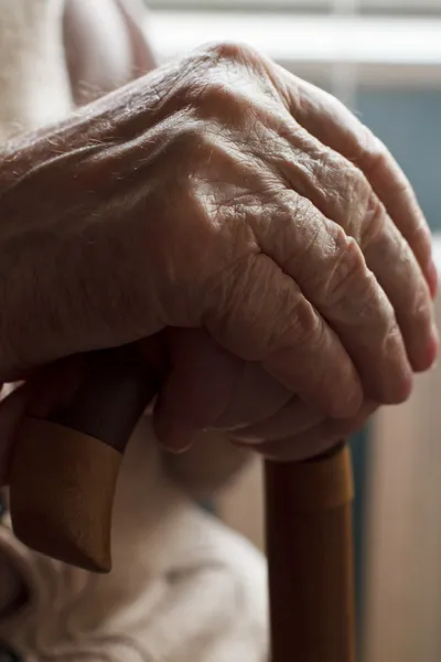 Main d'un homme âgé avec une canne — Photo