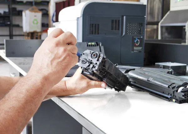 Hands repairing toner cartridge — Stock Photo, Image