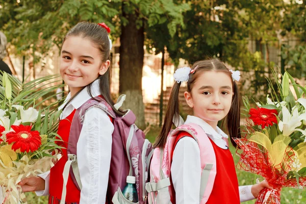 Dos chicas en la escuela —  Fotos de Stock