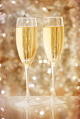 dvě elegantní šampaňské skleničky